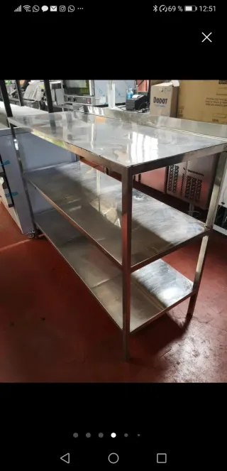 Mesa de acero inoxidable con 3 estantes