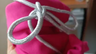 Abito corto blu e top fucsia