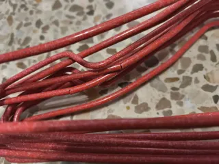 Lote de perchas de metal de colores