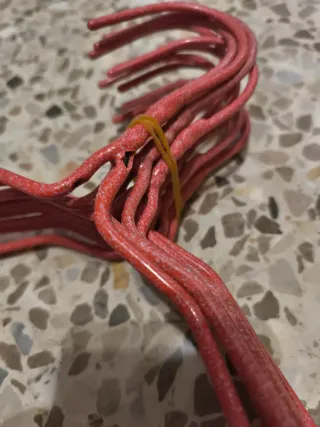 Lote de perchas de metal de colores