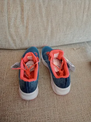 Zapatillas CRIVIT azules y rosas