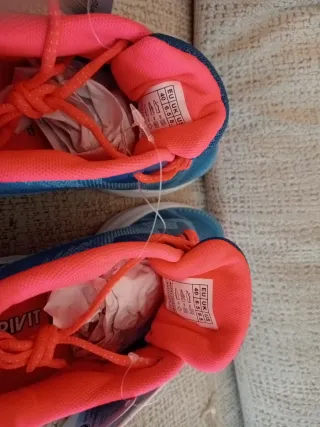 Zapatillas CRIVIT azules y rosas