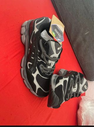 Zapatillas Asics Negras y Grises