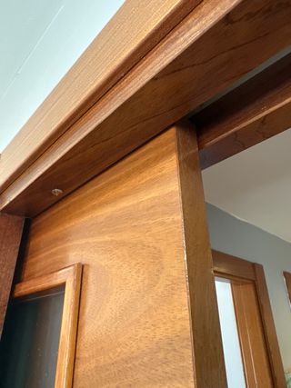 Puerta corredera de cocina madera con cristal