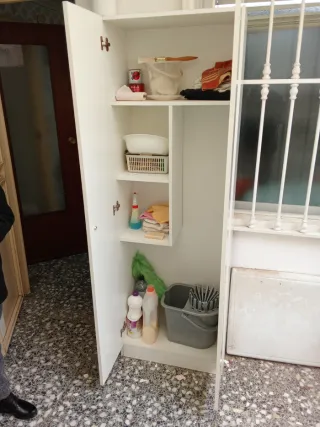 Mueble de madera blanco con puertas