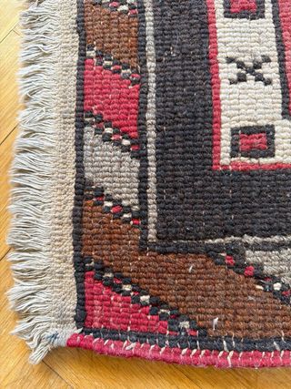 Alfombra estilo Kilim con diseño geométrico.