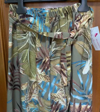Pantalón fluido estampado hojas