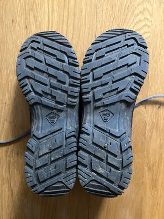 Botas de montaña negras y grises