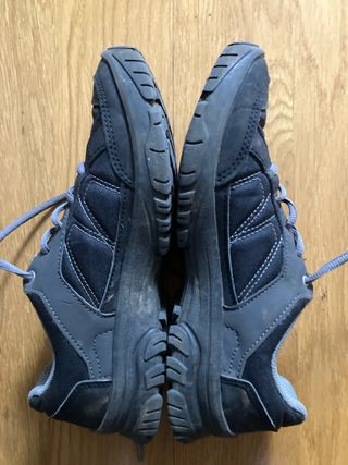 Botas de montaña negras y grises