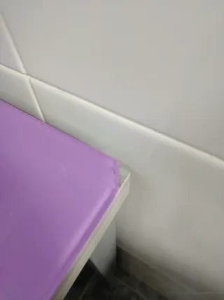 Mesa y 2 taburetes morados, ideal para cocina