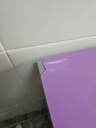 Mesa y 2 taburetes morados, ideal para cocina