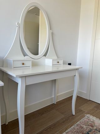 Tocador blanco IKEA con espejo ovalado