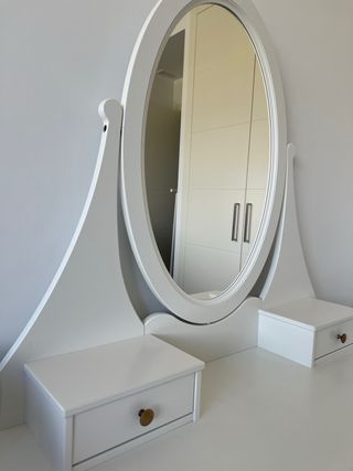Tocador blanco IKEA con espejo ovalado