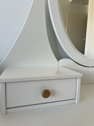 Tocador blanco IKEA con espejo ovalado