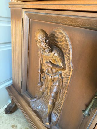 Mueble antiguo de madera tallada