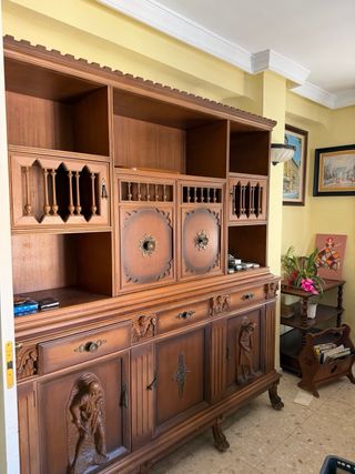 Mueble antiguo de madera tallada