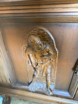 Mueble antiguo de madera tallada