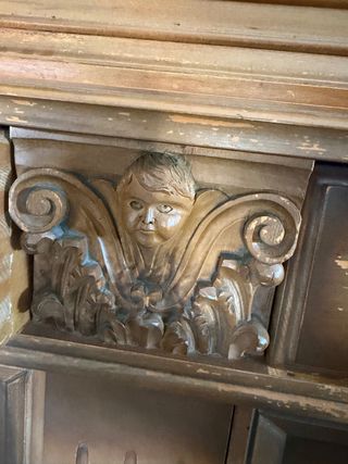 Mueble antiguo de madera tallada