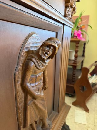 Mueble antiguo de madera tallada