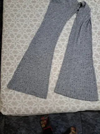 Pantalón de malla acampanado gris