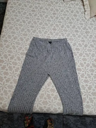 Pantalón de malla acampanado gris
