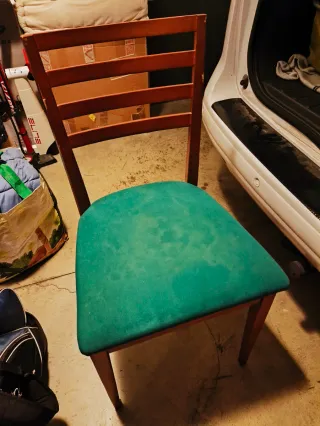 Silla de madera con asiento de tela