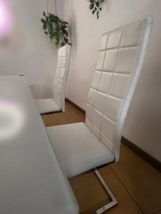 Mesa de comedor grande y 4 sillas blancas
