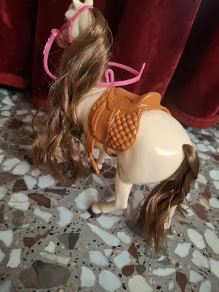 Muñeca amazona con caballo