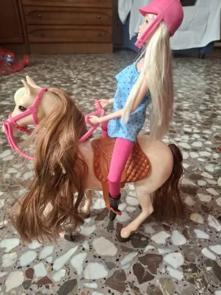 Muñeca amazona con caballo