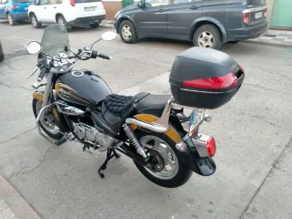 Moto Cruiser Negra con Maleta