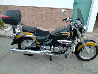 Moto Cruiser Negra con Maleta