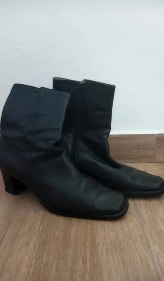 Botas de piel negras con tacón bajo