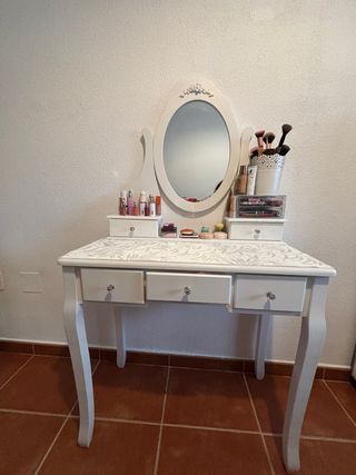 Tocador blanco con espejo ovalado