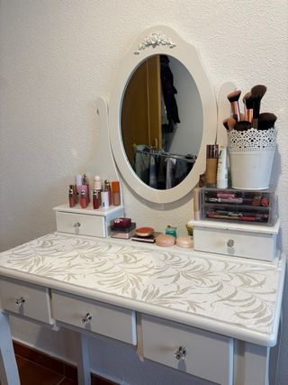 Tocador blanco con espejo ovalado