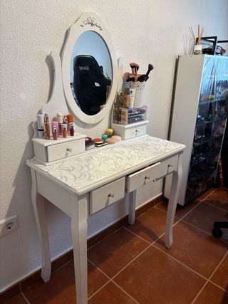 Tocador blanco con espejo ovalado