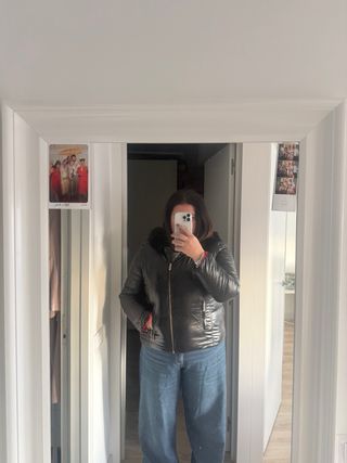 Plumas negro brillante con capucha