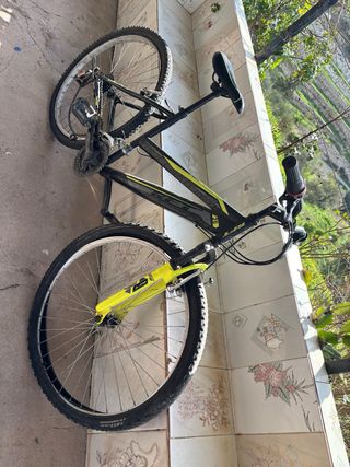 Bicicleta Montaña Negra y Amarilla