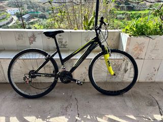Bicicleta Montaña Negra y Amarilla