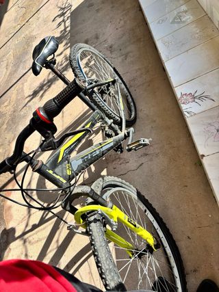 Bicicleta Montaña Negra y Amarilla