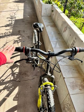 Bicicleta Montaña Negra y Amarilla