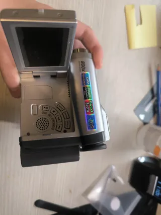 Cámara de vídeo plateada y negra vintage