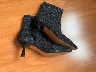 Botín elegante negro y plateado