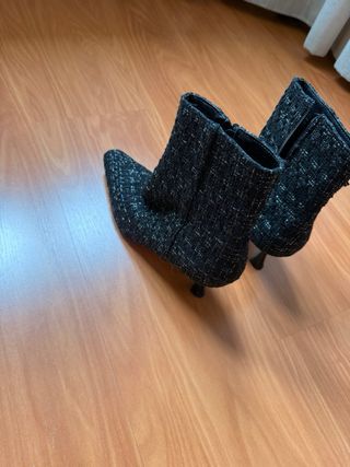 Botín elegante negro y plateado