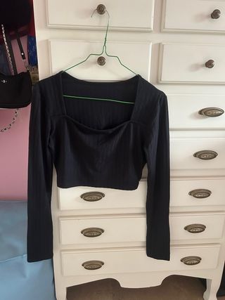 Top negro manga larga escote cuadrado