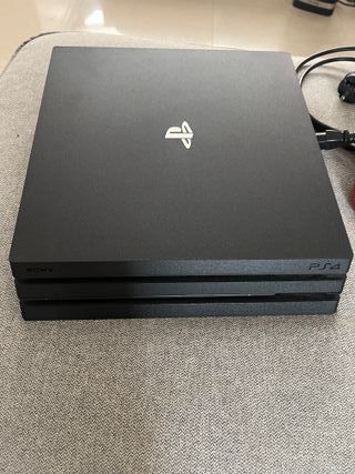 PlayStation 4 Pro 1TB Nero + 4 Giochi