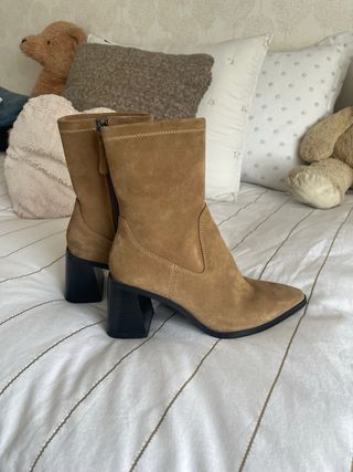 Botines marrones de tacon.