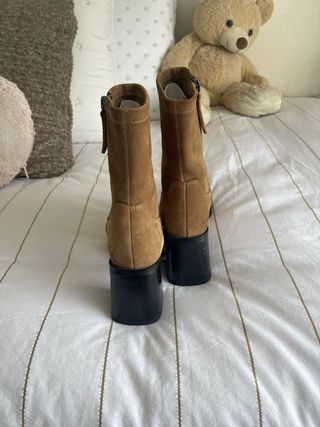 Botines marrones de tacon.