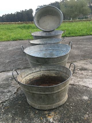 Vecchie vasche da bagno in zinco, diversi modelli di 50 anni fa