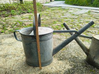 2 Regaderas Antiguas de Metal