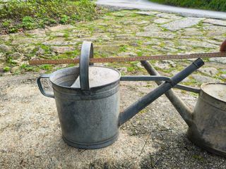 2 Regaderas Antiguas de Metal